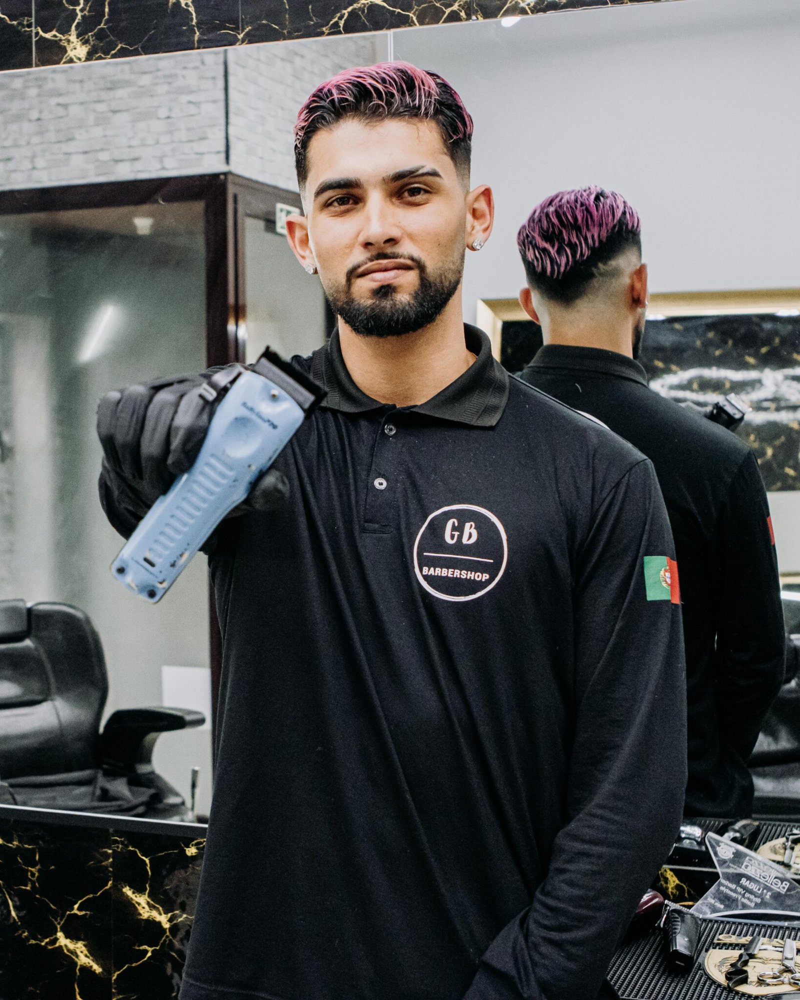 Gb Barbershop - Sua barbearia premium em São João da Madeira. Somos especializados em cortes de cabelo masculino, barba e serviços de cabeleireiro de alta qualidade em um ambiente acolhedor. Nossos barbeiros experientes são conhecidos por cortes de cabelo modernos, penteados clássicos e cuidados com a barba. Cortesia e estilo se encontram na Gb Barbershop. Venha conhecer nossa equipe de barbeiros especializados. Estamos comprometidos em proporcionar a você uma experiência excepcional de beleza e cuidados pessoais. Se você procura uma barbearia de confiança em São João da Madeira, agende hoje mesmo e descubra por que somos a escolha número um na região